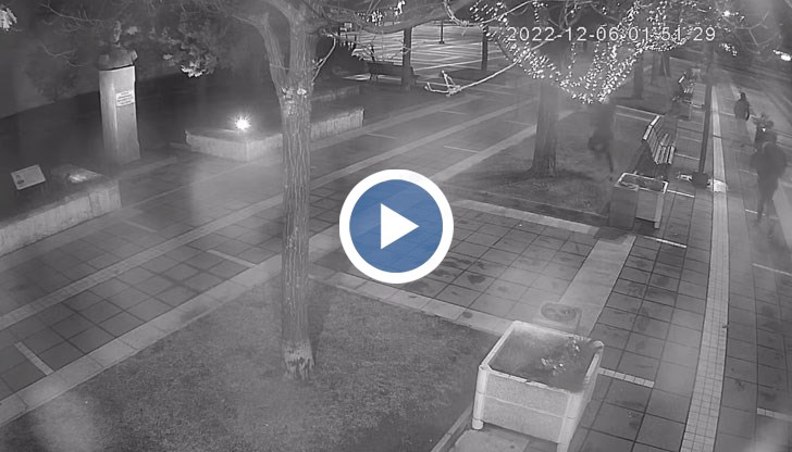 Младежите са заснети, докато се опитват да унищожат системата от светлини