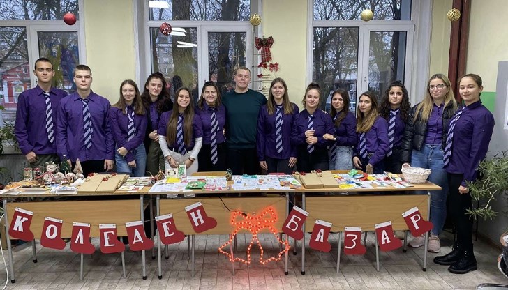 Вече над 20 години ученици от Гимназията по строителство създават коледни изненади за настанените в дом „Приста“, възрастни хора Вече над 20 години ученици от Гимназията по строителство създават коледни изненади за настанените в дом „Приста“, възрастни хора