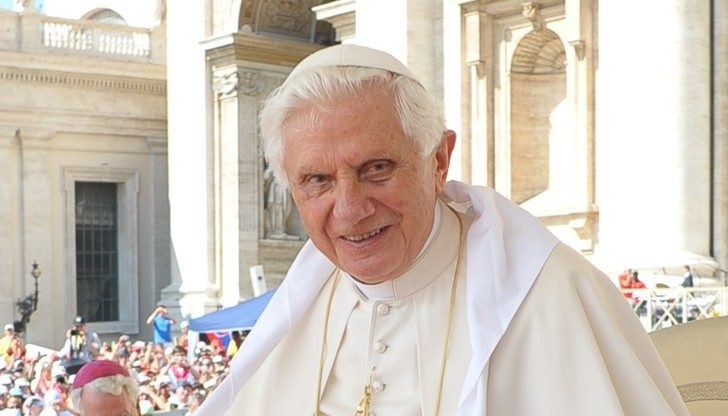 Бенедикт XVI е първият папа, който се оттегли доброволно за последните 600 години