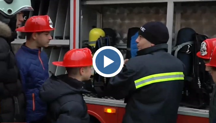 Пожарна Коледна кола зарадва децата от четири русенски училища