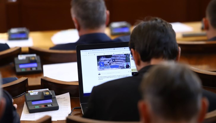 Депутатите приеха на първо гласуване Законопроект за компенсиране на разходите на потребителите на моторни горива