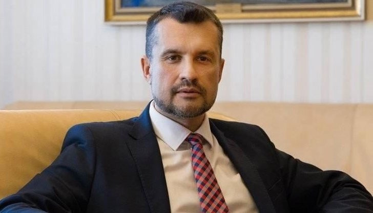 Парламентът е на командно дишане, коментира политологът