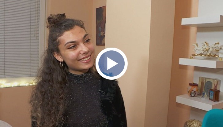 Защо певицата има не една, а две Коледи – вижте разказа й