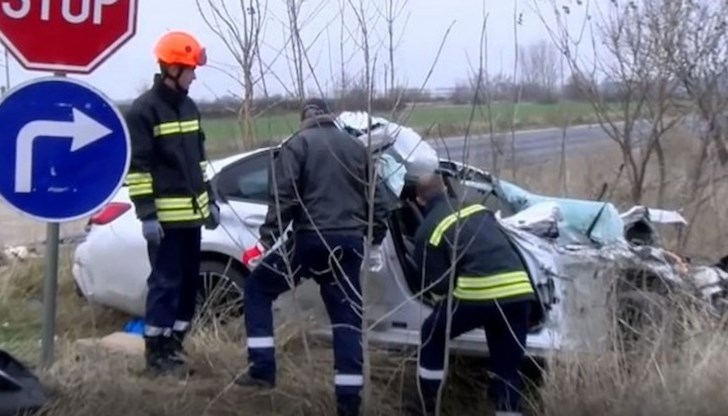Автомобилът е неузнаваем след сблъсъка Автомобилът е неузнаваем след сблъсъка