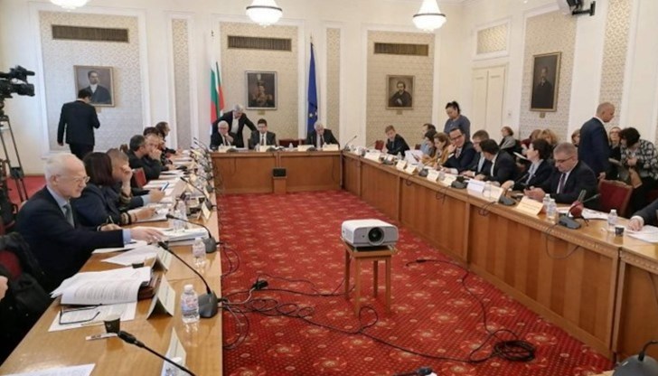 Синдикатите продължават да настояват за незабавно вдигане на минималната работна заплата на 860 лева Синдикатите продължават да настояват за незабавно вдигане на минималната работна заплата на 860 лева