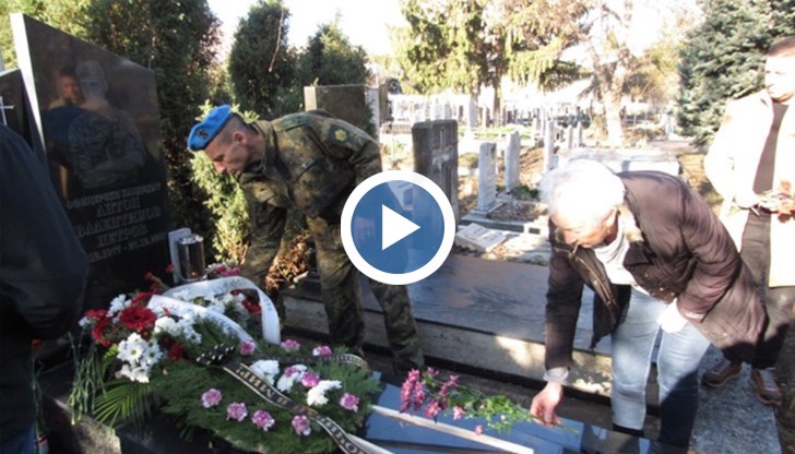 Неизменно до майката на Антон са колегите на сина ѝ от бившата 68-а бригада „Специални сили“