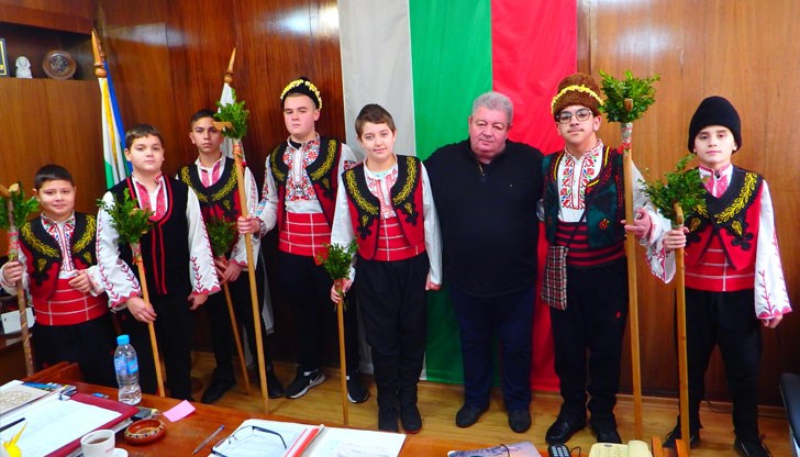 Ученици от ОУ „Христо Ботев“, облечени в народни носии, пресъздадоха обичая коледуване