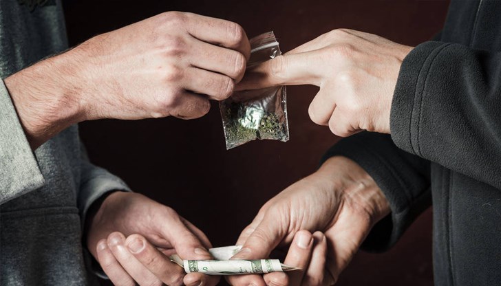 Тази сутрин трима бяха задържани в Разград за пласиране на марихуана край училище - те са на 19, 23 и 26 години