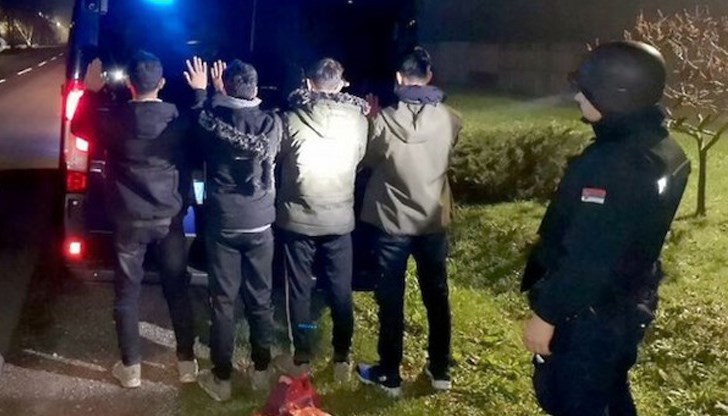 Срещу такса от 300 до 1000 евро на човек групата е помагала на мигранти да преминат нелегално държавната граница с България