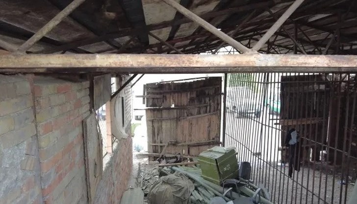 По думите на бившия служител е имало и насилие