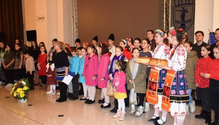 Коледният концерт на фондация „Етническа хармония“ поднесе пиршество от звуци, танци, костюми, музика, лакомства, слово и светлина