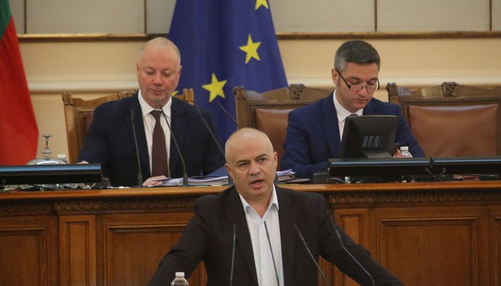 Двете партии използваха редица процедурни хватки, за да отложат заседанието Двете партии използваха редица процедурни хватки, за да отложат заседанието