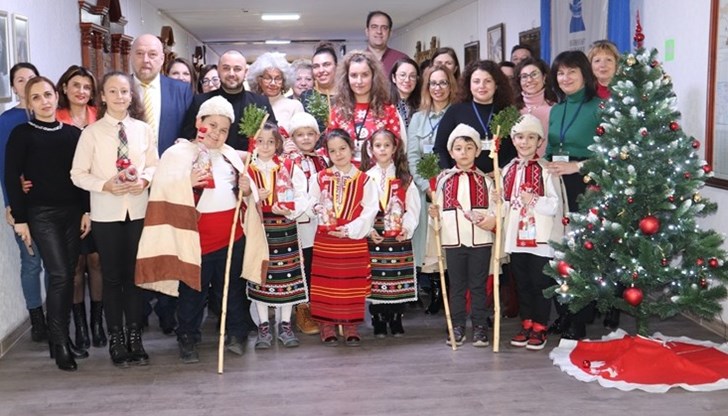 Децата рецитираха коледни стихчета, като със своите усмивки и настроение озариха администрацията