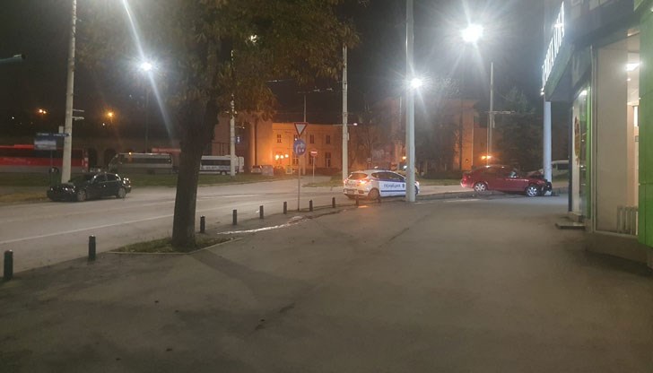 Има сериозни материалните щети по предницата на автомобила