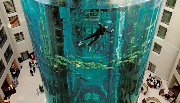 Полицията в Берлин не издирва заподозрени след експлозията на най-големия цилиндричен аквариум в света Полицията в Берлин не издирва заподозрени след експлозията на най-големия цилиндричен аквариум в света