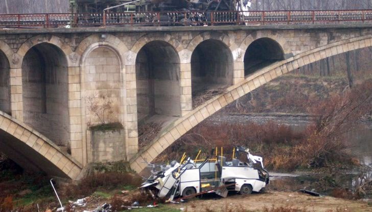 През 2006 г. край Бяла, Русенско, камион блъска автобус и той пада от близо 20 метра височина на брега на река Янтра