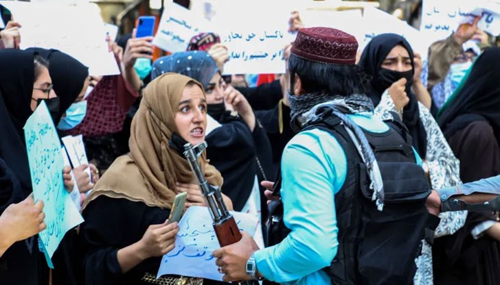 Талибаните използваха водно оръдие, за да разпръснат група жени, протестиращи в град Херат