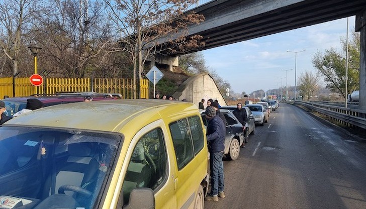 Причина за недоволството са опашките от камиони, които затрудняват движението по пътя Русе - Мартен