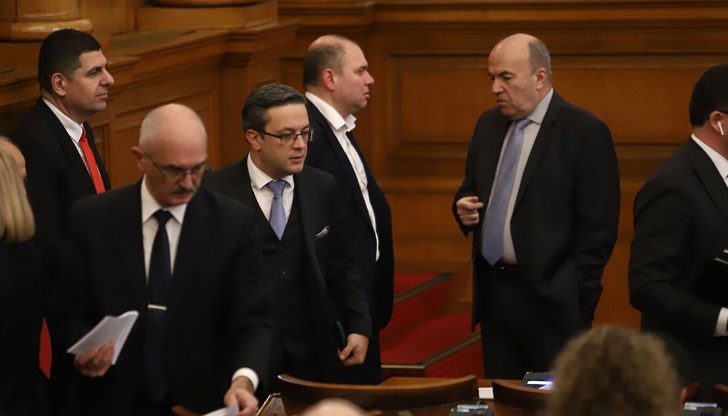 Политиците коментираха на влизане в НС дали ще бъде приет кабинетът на Габровски