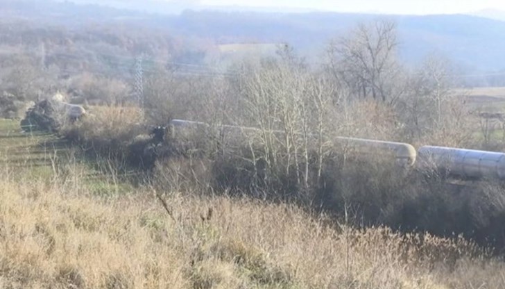 За да започнат операцията, властите първо изчакват да изтече цялото количество газ от пробитата цистерна За да започнат операцията, властите първо изчакват да изтече цялото количество газ от пробитата цистерна