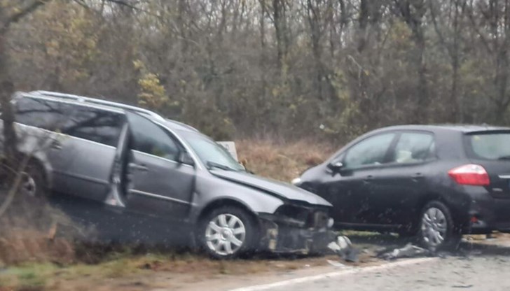 Два леки автомобила се удариха челно