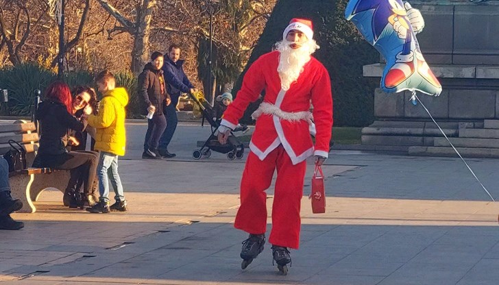 Дядо Коледа избра алтернативен начин на придвижване в градска среда
