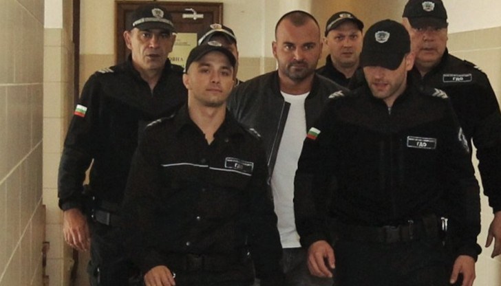 Срещу 200 лева единият от полицаите не е тествал за алкохол и наркотици видимо пияния Димитър Любенов