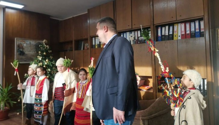 Първолаци коледуваха в Общински съвет - Русе