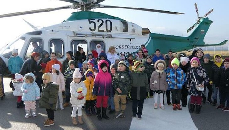Дядо Коледа и Снежанка пристигнаха в авиобазата на ГД „Гранична полиция“ на летище София