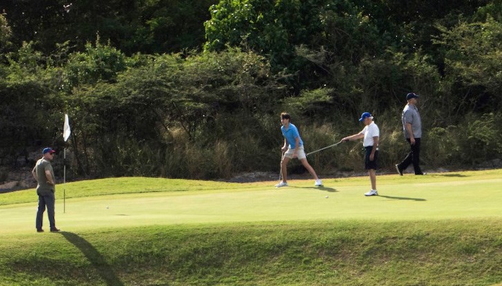 Голф игрището предлага впечатляващи гледки към сините води на Карибско море