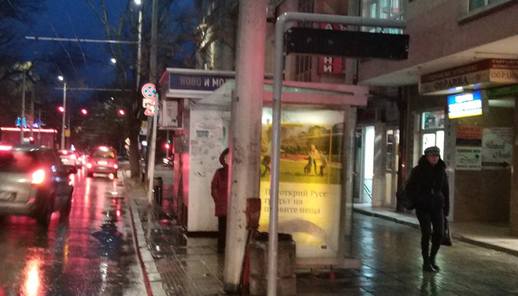 Материалите, от които спирката е направена, вече са силно напукани, има счупени стъкла и дупки