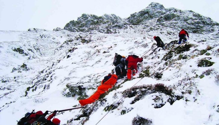 Спасители се опитват да стигнат до местонахождението му