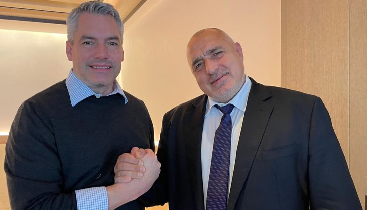 Лидерът на ГЕРБ стиска крепко ръката на канцлера на Австрия Карл Нехамер Лидерът на ГЕРБ стиска крепко ръката на канцлера на Австрия Карл Нехамер