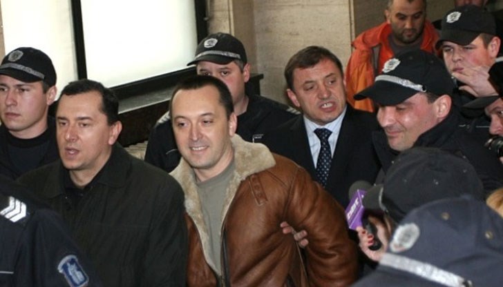 Офиси на дружеството бяха запечатани, а техниката им иззета с аргумента, че един от обвиняемите - Алексей Петров - е свързан с компанията Офиси на дружеството бяха запечатани, а техниката им иззета с аргумента, че един от обвиняемите - Алексей Петров - е свързан с компанията