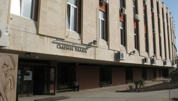 Вчера мъж счупи стъклопакет на банков клон в центъра на Сливен Вчера мъж счупи стъклопакет на банков клон в центъра на Сливен