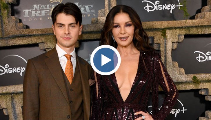 53-годишната актриса се появи в забележителна лилава рокля на Elie Saab с дълбоко деколте