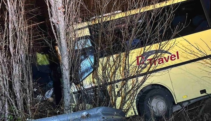 Лекари и медицински сестри от Бургас са пътували в автобуса, който снощи се преобърна в дере между селата Дрипчево и Младиново