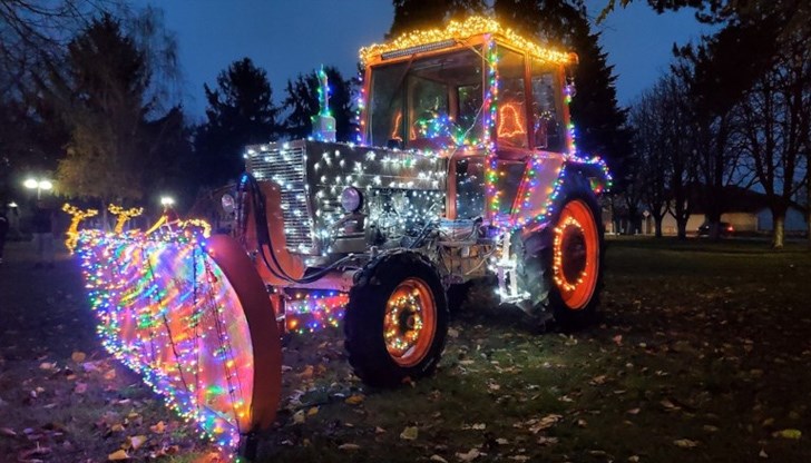 Селскостопанската машина, собственост на кметството, и тази година е "гвоздеят" в Коледната украса