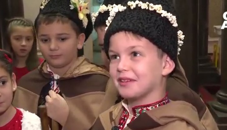 С геги на рамо, момчетата преминаха проверката, за да стигнат до народните представители