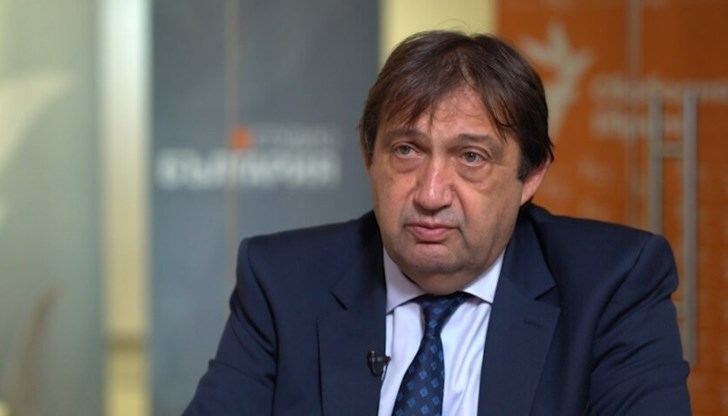 „Тези договори са действащи, колкото и да не ни харесва, по тези договори се строи - колкото и да не ни харесва как”, повтори той „Тези договори са действащи, колкото и да не ни харесва, по тези договори се строи - колкото и да не ни харесва как”, повтори той