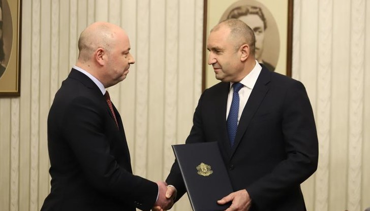 Те са хора с висок обществен авторитет, граден далеч от политиката, които сега биват хвърляни там с определена цел