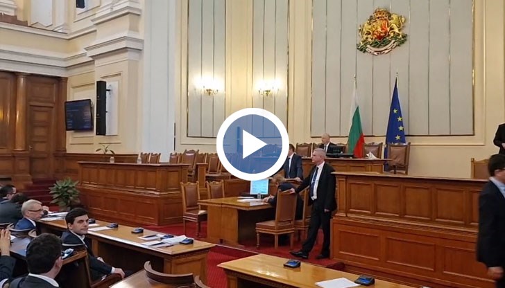 Скандал с класифицирана информация в залата на Народното събрание