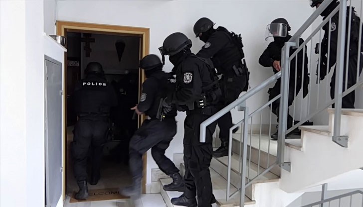 Прокурори и полицаи претърсват домовете на хора от кримиконтингента, свързани с разпространението на дрога
