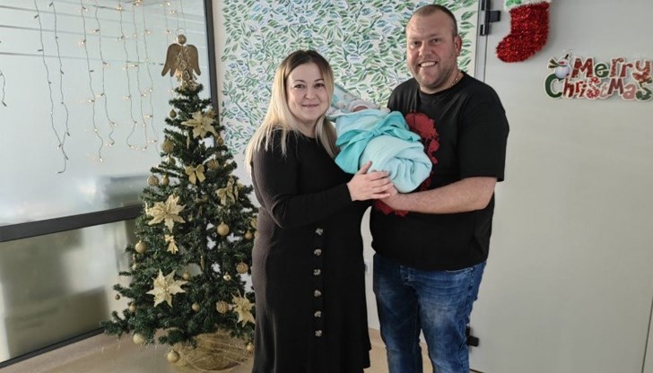 Илиана и съпругът ѝ се радват на бебето Божидар