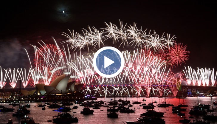 Вижте зашеметяващото светлинно шоу и фойерверки