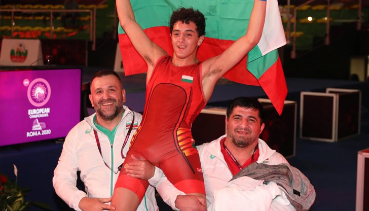 През този сезон талантът стана европейски шампион за юноши, спечели сребро на европейското и на световното за мъже в класическия стил