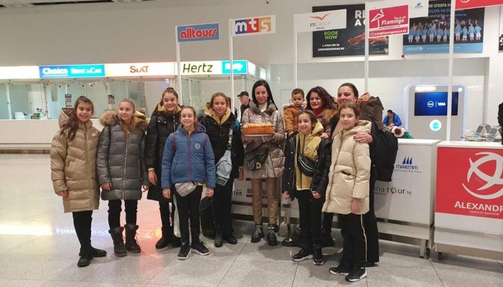 Заради отменени полети деца-медалисти останаха часове на улицата Заради отменени полети деца-медалисти останаха часове на улицата