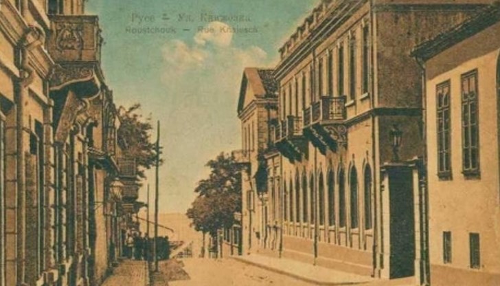 Представлението се играе в салона на известния за времето си хотел "Ислях-хане"