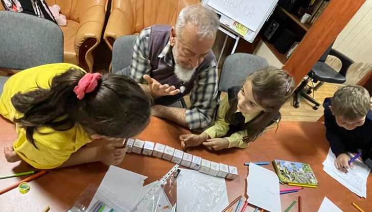 Книгата "Щуротии по Коледа" събира произведенията на 11 млади таланта