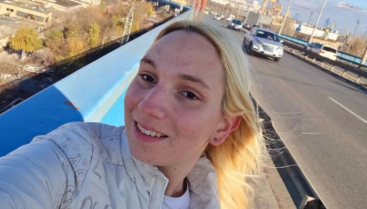 Вече не са двама, а трима и всички са щастливо женени, хвали се Емили